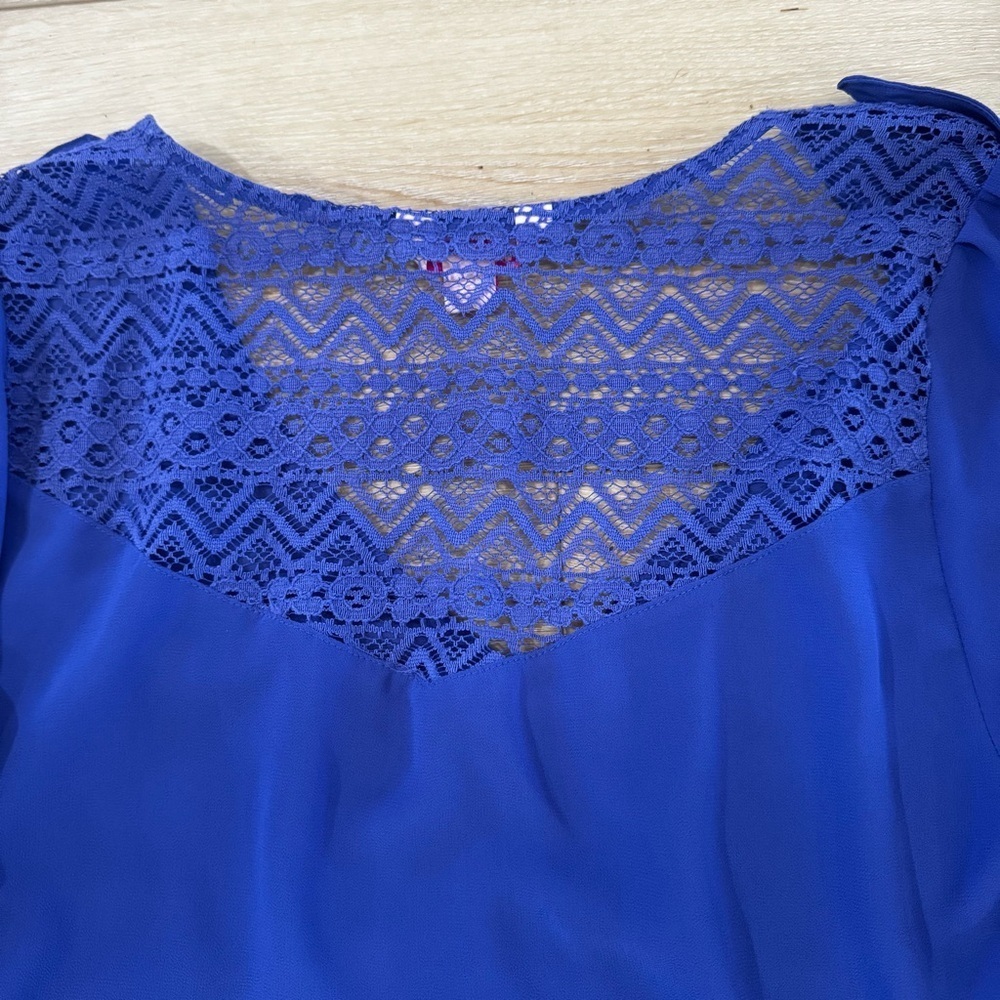 Candie's royal blue long sleeved blouse, back lace detailing, button sleeves, M. - Picture 13 of 13